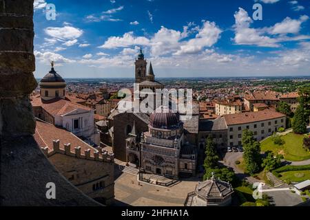 Panorama-Luftaufnahme vom Turm Campanone mit den Kirchen Basilika Santa Maria Maggiore, Kathedrale von Bergamo und Colleoni-Kapelle. Stockfoto