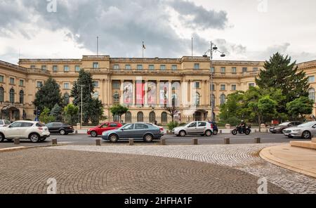 Bukarest, Rumänien - 12. August 2021: Nationales Kunstmuseum Rumäniens Fassade. Seit 1812 ehemaliger Königspalast. Revolutionsplatz im Stadtzentrum Stockfoto