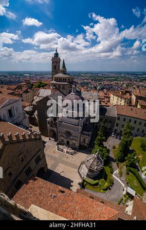 Luftaufnahme vom Turm Campanone mit den Kirchen Basilika Santa Maria Maggiore und Colleoni-Kapelle. Stockfoto