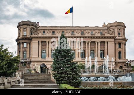 Bukarest, Rumänien - 12. August 2021: National Military Club, bekannt als Cercul Militar National auf Rumänisch, in der Innenstadt. Stockfoto