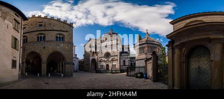 Panoramablick auf die Piazza Duomo mit Fassaden der umliegenden Gebäude, die Basilika Santa Maria Maggiore und die Colleoni-Kapelle. Stockfoto