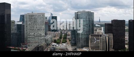 Paris, Frankreich: Das Geschäftszentrum La Defense von der Grande Arche aus gesehen Stockfoto