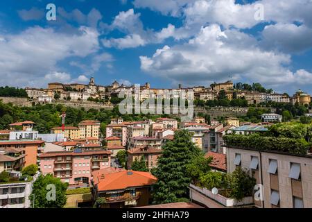 Panoramablick auf den oberen Teil von Bergamo, Città Alta, auf einem großen Felsplateau gelegen. Stockfoto