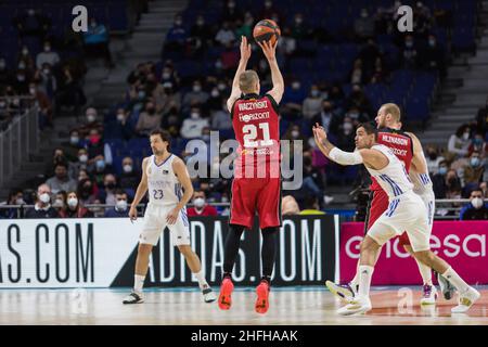 Madrid, Madrid, Spanien. 16th Januar 2022. Adam Waczy?Ski (C) während des Real Madrid Sieges über Casademont Zaragoza 94 - 69 in der Liga Endesa reguläre Saison (Tag 18) gefeiert in Madrid (Spanien) im Wizink Center. Januar 16th 2022. (Bild: © Juan Carlos GarcÃ-A Mate/Pacific Press via ZUMA Press Wire) Stockfoto