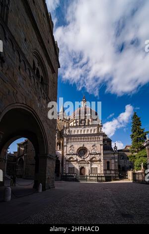 Die Fassade der Colleoni-Kapelle, Teil der Kirche Basilika Santa Maria Maggiore, gegenüber der Piazza Duomo. Links der Palazzo della Ragione. Stockfoto