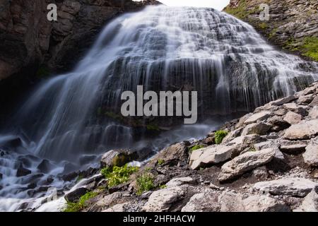 Devichye Kosy Wasserfall in den Kaukasus-Bergen in der Elbrus-Region im Sommer an einem sonnigen Sommertag Stockfoto