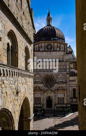 Die Fassade der Colleoni-Kapelle, Teil der Kirche Basilika Santa Maria Maggiore, gegenüber der Piazza Duomo. Links der Palazzo della Ragione. Stockfoto