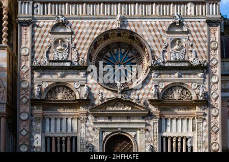 Detail der Fassade der Colleoni-Kapelle, Teil der Kirche Basilika Santa Maria Maggiore, von der Piazza Duomo aus gesehen. Stockfoto