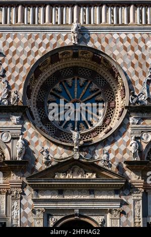 Detail der Fassade der Colleoni-Kapelle, Teil der Kirche Basilika Santa Maria Maggiore, von der Piazza Duomo aus gesehen. Stockfoto