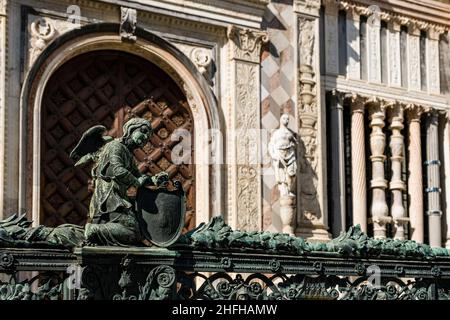 Detail des Eingangstors der Colleoni-Kapelle, Teil der Basilika Santa Maria Maggiore, von der Piazza Duomo aus gesehen. Stockfoto