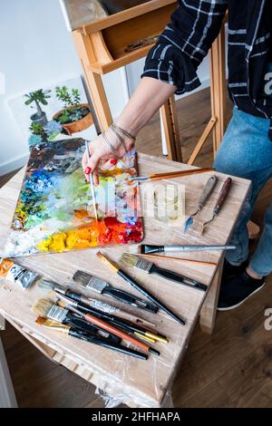 Junge weibliche Künstler gemälde malerei im Studio Stockfoto