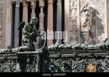 Detail des Eingangstors der Colleoni-Kapelle, Teil der Basilika Santa Maria Maggiore, von der Piazza Duomo aus gesehen. Stockfoto