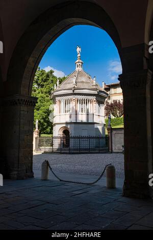 Das Baptistery, das sich an der Piazza Duomo befindet und durch einen Bogen des Palazzo della Ragione gesehen wird. Stockfoto