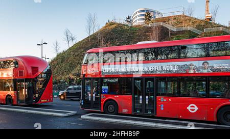 Melden Sie sich in einem roten Bus vor dem todgeweihten Marble Arch Mound in London an. Stockfoto