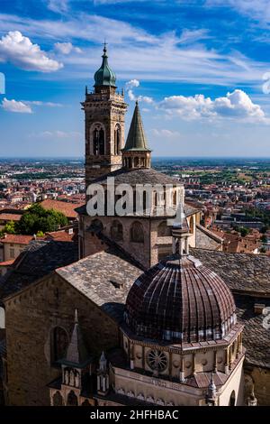 Luftaufnahme vom Turm Campanone mit den Kirchen Basilika Santa Maria Maggiore und der Kuppel der Colleoni-Kapelle. Stockfoto