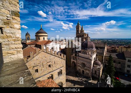 Panorama-Luftaufnahme vom Turm Campanone mit den Kirchen Basilika Santa Maria Maggiore, Kathedrale von Bergamo und Colleoni-Kapelle. Stockfoto