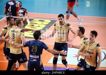 PalaMazzola, Taranto, Italien, 16. Januar 2022, Verona Volleyball Jubel. Während Prisma Taranto gegen NBV Verona - Volleyball Italienische Serie A Männer Superliga Meisterschaft Stockfoto