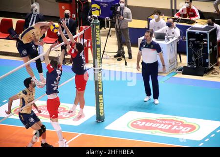 PalaMazzola, Taranto, Italien, 16. Januar 2022, ROK Movic Verona Volley gequetscht. Während Prisma Taranto gegen NBV Verona - Volleyball italienischen Serie A Männer Superleague Championship Stockfoto