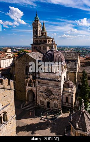 Luftaufnahme vom Turm Campanone mit den Kirchen Basilika Santa Maria Maggiore und Colleoni-Kapelle. Stockfoto