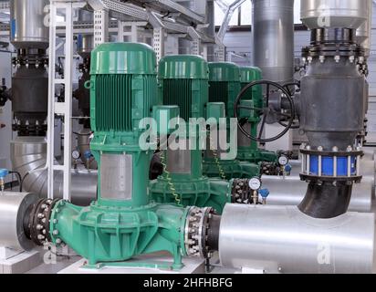 Motoren und Netzpumpen an der Pipeline im Gaskesselraum. Stockfoto