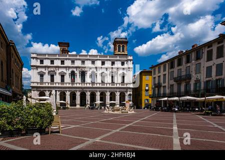 Die Fassade des Palazzo Nuovo de Bergame, Palazzo Nuovo an der Piazza Vecchio, beherbergt heute die Stadtbibliothek Angelo Mai. Stockfoto