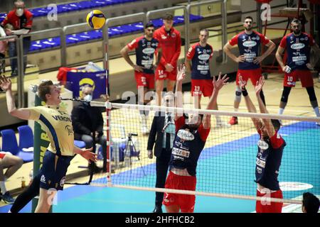 Taranto, Italien. 16th Januar 2022. ROK Movic Verona Volley gequetscht. Während Prisma Taranto gegen NBV Verona, Volleyball Ital Serie A Männer Superleague Championship in Taranto, Italien, Januar 16 2022 Kredit: Unabhängige Fotoagentur/Alamy Live News Stockfoto