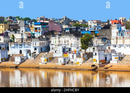 Blick auf die Stadt Pushkar mit berühmten Ghats am 20,2012. Oktober in Pushkar, Rajasthan, Indien. Stockfoto