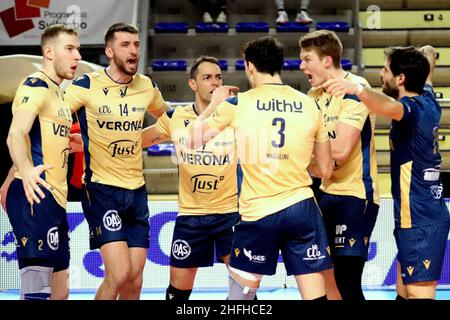 PalaMazzola, Taranto, Italien, 16. Januar 2022, Verona Volleyball Jubel. Während Prisma Taranto gegen NBV Verona - Volleyball Italienische Serie A Männer Superliga Meisterschaft Stockfoto