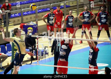 PalaMazzola, Taranto, Italien, 16. Januar 2022, ROK Movic Verona Volley gequetscht. Während Prisma Taranto gegen NBV Verona - Volleyball italienischen Serie A Männer Superleague Championship Stockfoto