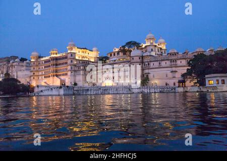 Blick über den See Pichola in der Abenddämmerung, Udaipur, Indien Stockfoto