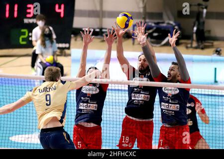 Taranto, Italien. 16th Januar 2022. ROK Movic Verona Volley gequetscht. Während Prisma Taranto gegen NBV Verona, Volleyball Ital Serie A Männer Superleague Championship in Taranto, Italien, Januar 16 2022 Kredit: Unabhängige Fotoagentur/Alamy Live News Stockfoto