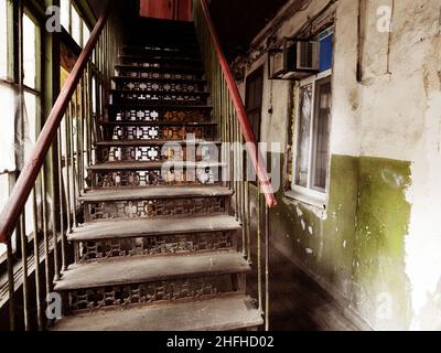 Eine alte Metalltreppe, die in ein armes Viertel der Stadt führt Stockfoto