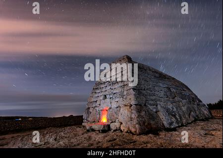 La Naveta des Tudons ist ein Grabbau aus dem prähistorischen Menorca Stockfoto