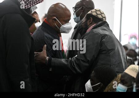 New York, USA. 16th Januar 2022. Der Bürgermeister von New York, Eric Adams (roter Schal), trifft sich am 16. Januar 2022 bei einer Massenbegräbnis im Islamic Cultural Center im Stadtteil Bronx in New York City mit Verwandten der Bronx-Opfer von Wohnungsfeueropfern. Der Brand im Januar 9th, der vermutlich durch einen defekten elektrischen Heizstrahler verursacht wurde, forderte 17 Menschenleben, darunter 8 Kinder bei dem tödlichsten Brand in New York City seit drei Jahrzehnten. (Foto von Anthony Behar/Sipa USA) Quelle: SIPA USA/Alamy Live News Stockfoto