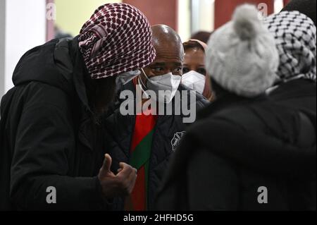 New York, USA. 16th Januar 2022. Der Bürgermeister von New York, Eric Adams, trifft sich am 16. Januar 2022 mit Verwandten der Bronx-Opfer von Wohnungsfeuern während einer Massenbegräbnis im Islamic Cultural Center im Stadtteil Bronx in New York City. Der Brand im Januar 9th, der vermutlich durch einen defekten elektrischen Heizstrahler verursacht wurde, forderte 17 Menschenleben, darunter 8 Kinder bei dem tödlichsten Brand in New York City seit drei Jahrzehnten. (Foto von Anthony Behar/Sipa USA) Quelle: SIPA USA/Alamy Live News Stockfoto