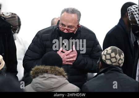 New York, USA. 16th Januar 2022. Chuck Schumer, Mehrheitsvorsitzender des Senats der Vereinigten Staaten, trifft sich mit Verwandten der Bronx-Opfer von Wohnungsbaufeuern während einer Massenbegräbnis im Islamischen Kulturzentrum im Stadtteil Bronx von New York City am 16. Januar 2022. Der Brand im Januar 9th, der vermutlich durch einen defekten elektrischen Heizstrahler verursacht wurde, forderte 17 Menschenleben, darunter 8 Kinder bei dem tödlichsten Brand in New York City seit drei Jahrzehnten. (Foto von Anthony Behar/Sipa USA) Quelle: SIPA USA/Alamy Live News Stockfoto