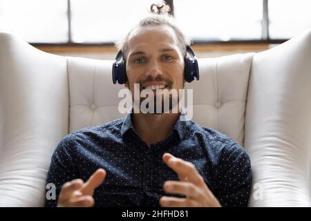 Lächelnder junger, gutaussehender Mann mit Videoanruf. Stockfoto