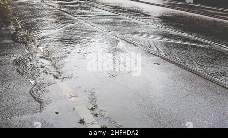 Überflutete Straßenbahnen während der Überschwemmungen, die durch sintflutartige Regenfälle verursacht wurden. Katastrophe. Stockfoto