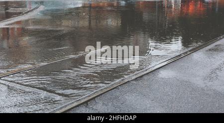 Überflutete Straßenbahnen während der Überschwemmungen, die durch sintflutartige Regenfälle verursacht wurden. Katastrophe. Stockfoto