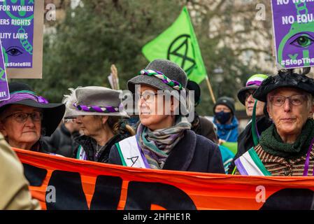 Frauen, die als Suffragetten gekleidet sind, nehmen vor einer Abstimmung im Oberhaus an der Demonstration „Kill the Bill“ im Zentrum von London Teil. Das Gesetz über Polizei, Kriminalität, Verurteilung und Gerichte stellt eine Bedrohung für das Recht auf Protest dar. London, England, Großbritannien 15.01.2022 Stockfoto