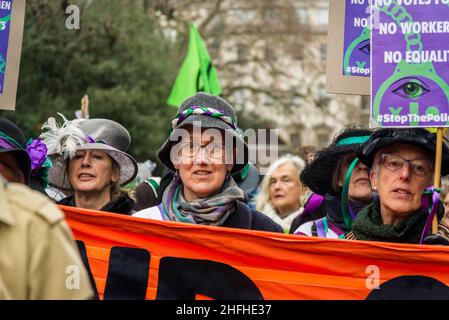 Frauen, die als Suffragetten gekleidet sind, nehmen vor einer Abstimmung im Oberhaus an der Demonstration „Kill the Bill“ im Zentrum von London Teil. Das Gesetz über Polizei, Kriminalität, Verurteilung und Gerichte stellt eine Bedrohung für das Recht auf Protest dar. London, England, Großbritannien 15.01.2022 Stockfoto