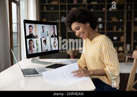 Fokussierte lächelnde junge afroamerikanische Frau mit Videoanruf. Stockfoto