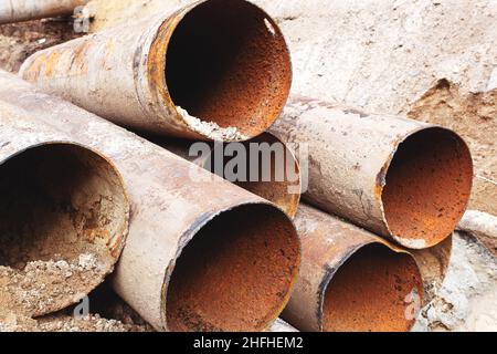 Fragmente der alten großen Wasserleitungen. Nach vielen Jahren des Betriebes, korrodierte Metall zerstört. Rostigen Stahl Rohr mit Löchern zur Korrosion von Metallen. Selecti Stockfoto