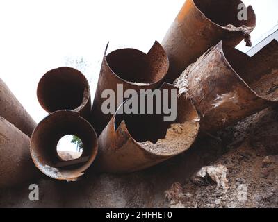 Fragmente der alten großen Wasserleitungen. Nach vielen Jahren des Betriebes, korrodierte Metall zerstört. Rostigen Stahl Rohr mit Löchern zur Korrosion von Metallen. Selecti Stockfoto