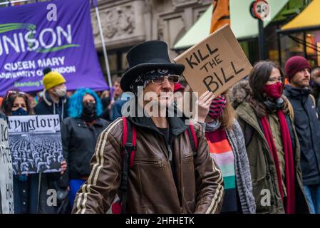 Demonstration „Kill the Bill“ im Zentrum von London vor einer Abstimmung im House of Lords. Das Gesetz über Polizei, Kriminalität, Verurteilung und Gerichte stellt eine Bedrohung für das Recht auf Protest dar. London, England, Großbritannien 15.01.2022 Stockfoto