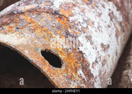 Fragmente der alten großen Wasserleitungen. Nach vielen Jahren des Betriebes, korrodierte Metall zerstört. Rostigen Stahl Rohr mit Löchern zur Korrosion von Metallen. Selecti Stockfoto