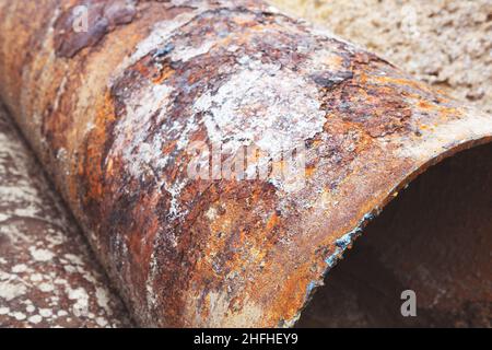 Fragmente der alten großen Wasserleitungen. Nach vielen Jahren des Betriebes, korrodierte Metall zerstört. Rostigen Stahl Rohr mit Löchern zur Korrosion von Metallen. Selecti Stockfoto