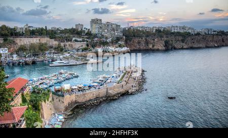 Antalya, Türkei - Oktober 2013 Touristen in Kaleici, dem alten römischen Hafen von Antalya. Stockfoto