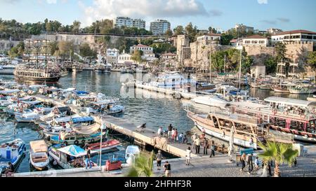 Antalya, Türkei - Oktober 2013 Touristen in Kaleici, dem alten römischen Hafen von Antalya. Stockfoto