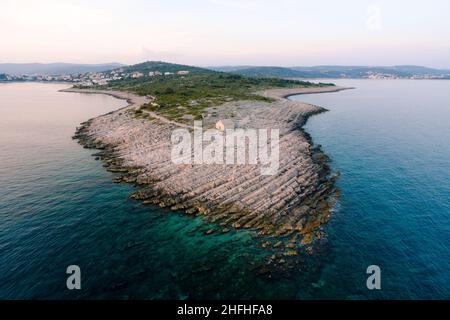 Kap Punta Planca mit einer alten Steinkirche. Luftaufnahme Stockfoto